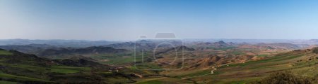 Foto de Vista panorámica del paisaje de la llanura de Tigrigra y el mirador panorámico de Ito en el norte de Marruecos en primavera - Imagen libre de derechos