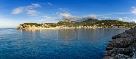 Ein Rundblick auf die natürliche Bucht und den Hafen von Port de Soller im Norden Mallorcas