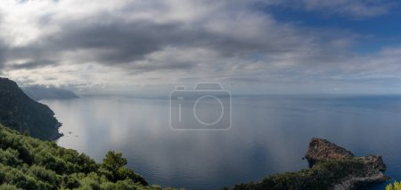 Panorama-Landschaft mit Blick auf die zerklüftete Küste und Klippen bei Sa Foradada im Norden Mallorcas