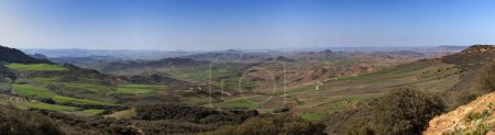 Foto de Vista panorámica del paisaje de la llanura de Tigrigra y el mirador panorámico de Ito en el norte de Marruecos en primavera - Imagen libre de derechos