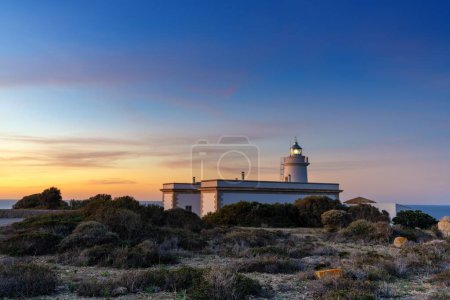 Vue du paysage du phare du Cap Blanc dans le sud de Majorque au lever du soleil