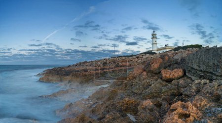 Une longue vue d'exposition du phare du Cap de ses Salines à Majorque juste avant le lever du soleil