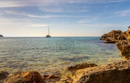 Vue d'une crique idyllique à Es Cap Enderrocat dans le sud de Majorque avec un voilier à l'ancre