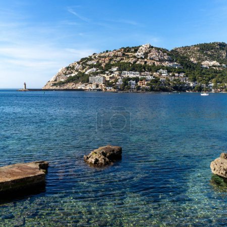 Vue sur le port naturel idyllique et la ville portuaire d'Andratx dans l'est de Majorque