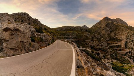 Foto de A view of the famous snake road leading from the Coll de Reis mountain pass to Sa Calobra in the rugged landscape of northern Mallorca - Imagen libre de derechos