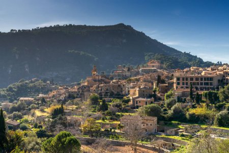 Blick auf die malerische Bergstadt Valdemossa in der Serra Trasmuntana auf Mallorca