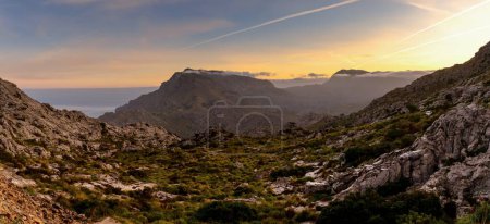 lever de soleil panorama paysage dans les montagnes Tramuntana de Majorque