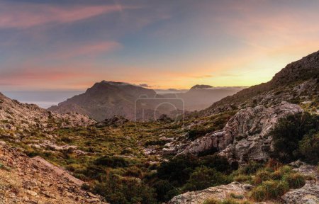 paisaje del amanecer en las montañas de Tramuntana de Mallorca