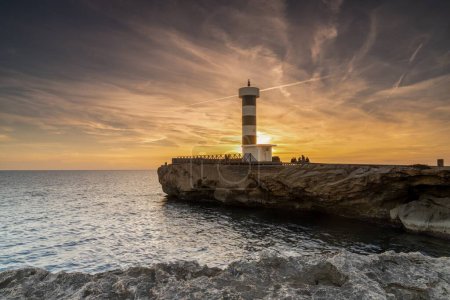 Vue sur le phare de Colonia Sant Jordi à Majorque au coucher du soleil