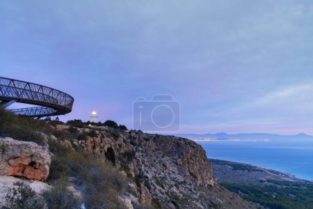 Vue sur le phare de Santa Pola et le belvédère de la province d'Alicante au lever du soleil
