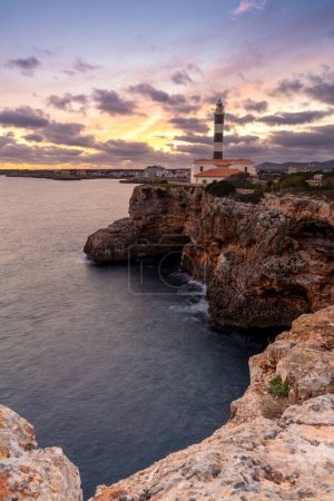 Vue du phare de Portocolom dans l'est de Majorque au coucher du soleil