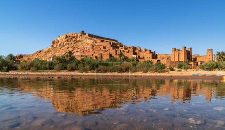 Téléchargez les photos : Ait Benhaddou, Maroc - 14 Mars, 2024 : paysage panoramique du village d'Ait Benhaddou avec des reflets dans la rivière Asif Ounila - en image libre de droit