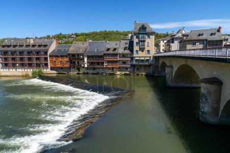Téléchargez les photos : Espalion, France - 19 mars 2024 : vue du village idyllique d'Espalion dans le département de l'Aveyron au centre-sud de la France - en image libre de droit