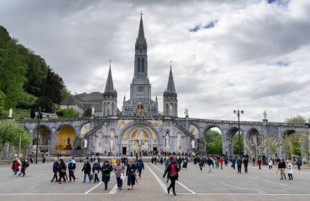 Foto de Lourdes, Francia - 17 de abril de 2024: muchos peregrinos visitan el Santuario de Nuestra Señora de Lourdes en un hermoso día de primavera - Imagen libre de derechos