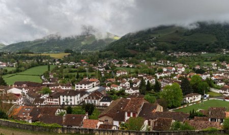 Téléchargez les photos : Vue sur le pittoresque village basque de Saint-Jean-Pied-de-Port dans les contreforts pyrénéens - en image libre de droit