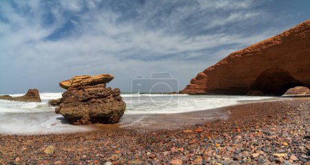 Una vista panorámica del paisaje de la playa y el arco de roca en Legzira en la costa atlántica de Marruecos