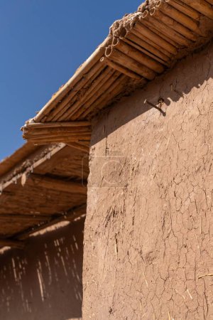 Architektonisches Detail einer Lehmziegelwand und eines Dachs in einem traditionellen Dorf in der marokkanischen Wüste