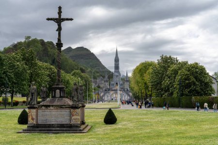 Foto de Lourdes, Francia - 17 de abril de 2024: vista del Santuario de Nuestra Señora de Lourdes en las estribaciones pirenaicas de Francia - Imagen libre de derechos