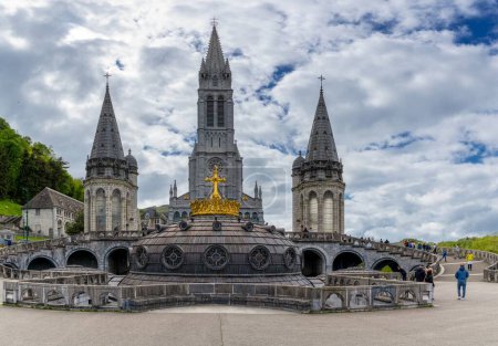 Foto de Lourdes, Francia - 17 de abril de 2024: vista del Santuario de Nuestra Señora de Lourdes en las estribaciones pirenaicas de Francia - Imagen libre de derechos