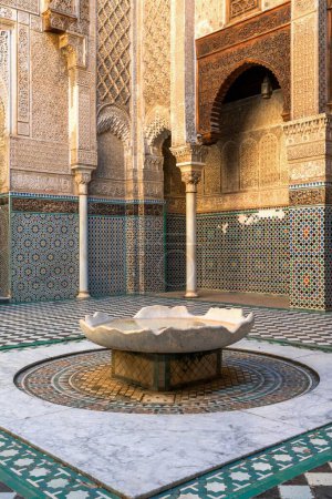Fes, Marokko - 4. März 2024: Brunnen und Innenhof in der Parfümerieschule Al-Attarine Madrasa in der Innenstadt von Fes