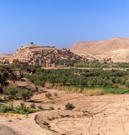 Ait Benhaddou, Maroc - 14 mars 2024 : vue sur le village d'argile de terre d'Ait Benhaddou dans le sud du Maroc