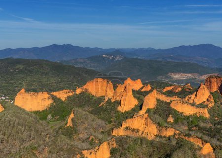 Blick auf die alten römischen Goldminenbrüche und die Landschaft von Las Medulas im Nordwesten Spaniens