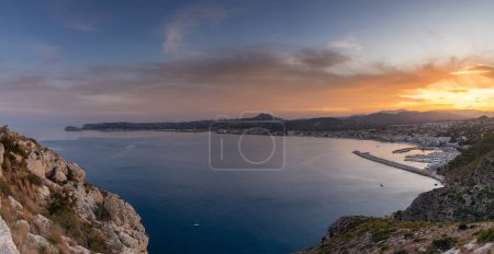 panorama paysage vue sur la baie de Javea et le port dans la province d'Alicante au coucher du soleil