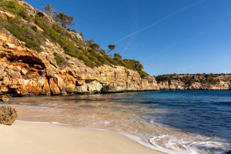Blick auf die malerische Bucht Calo des Moro und den Strand im Südwesten Mallorcas