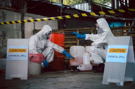 Especialistas en Seguridad Química Desgaste Ropa de Protección al Riesgo Químico, Investigando y Determinando el Tipo de Derrame Químico, No Tocar. Prepárese para la limpieza de derrames químicos.