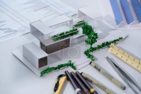 Téléchargez les photos : Modèle de papier de maison moderne Échantillon miniature d'architecte étudiant, mur de verre et économie d'énergie Home in Concept - en image libre de droit