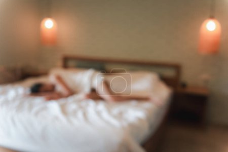 Foto de Imagen borrosa de una joven vestida con toalla blanca acostada en la habitación Víctimas de trata de personas o prostitución. Concepto de contra los servicios sexuales en el turismo. - Imagen libre de derechos