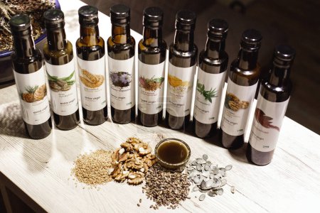 Téléchargez les photos : Assortiment de différentes huiles de cuisson en bouteilles sur fond, gros plan - en image libre de droit