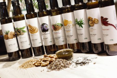 Foto de Surtido de diferentes aceites de cocina en botellas sobre fondo, primer plano - Imagen libre de derechos