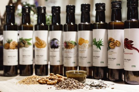 Foto de Surtido de diferentes aceites de cocina en botellas sobre fondo, primer plano - Imagen libre de derechos