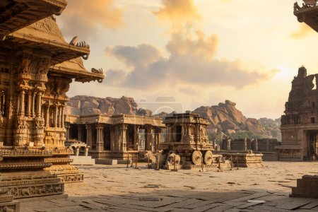 Téléchargez les photos : Ruines architecturales antiques en pierre au temple Vijaya Vitthala à Hampi Karnataka au lever du soleil - en image libre de droit