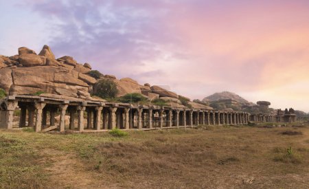 Téléchargez les photos : Ruines architecturales historiques du marché médiéval du bazar Hampi à Hampi Karnataka - en image libre de droit
