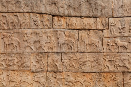 Foto de Tallados medievales en piedra en las paredes del templo Hazara Rama en Hampi - Imagen libre de derechos