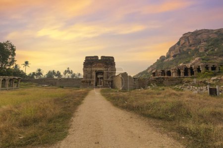 Téléchargez les photos : Ruines du temple Achutaraya à Hampi Karnataka au lever du soleil - en image libre de droit