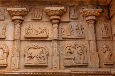 Foto de Tallados medievales en piedra en las paredes del templo Hazarama en Hampi - Imagen libre de derechos