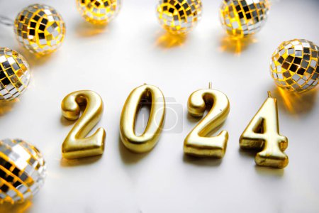 Foto de Texto 2024. Feliz Año Nuevo. Tarjeta de vacaciones con una guirnalda de iluminación como una bola disco espejo - Imagen libre de derechos