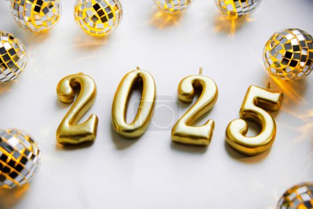 Foto de Texto 2025. Feliz Año Nuevo. Tarjeta de vacaciones con una guirnalda de iluminación como una bola disco espejo - Imagen libre de derechos