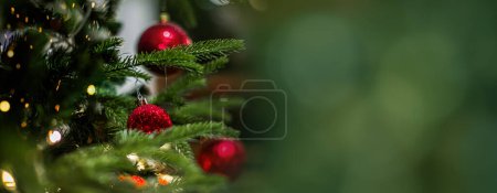 Foto de Navidad y año nuevo concepto de vacaciones. decoración clásica de Navidad. bola roja en el árbol. espíritu de vacaciones - Imagen libre de derechos