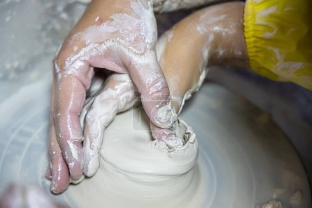 Téléchargez les photos : Apprendre le métier de poterie au volant avec un professeur dévoué - en image libre de droit