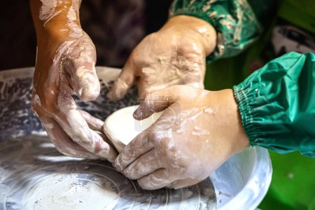 Téléchargez les photos : Des mains curieuses explorent l'art de la poterie au volant. - en image libre de droit