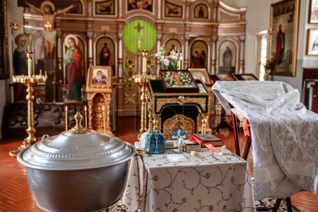 Téléchargez les photos : Intérieur pendant le baptême dans l'église d'intercession du couvent de la Sainte Intercession pour les femmes à Kiev - en image libre de droit