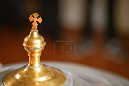 Téléchargez les photos : Intérieur pendant le baptême dans l'église d'intercession du couvent de la Sainte Intercession pour les femmes à Kiev - en image libre de droit