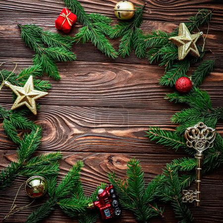 Téléchargez les photos : Table en bois avec décorations de Noël et une clé. . Noël, Nouvel An concept de vacances. saison hivernale festive. Pose plate. modèle pour la conception - en image libre de droit