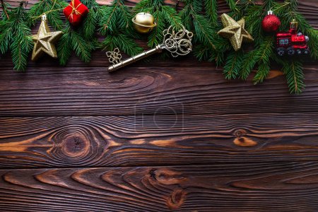 Foto de Fondo de Navidad. Una llave a las puertas de una casa nueva sobre un fondo de madera con ramas de abeto y decoraciones de árboles de Navidad. Coche y apartamento para el concepto de año nuevo - Imagen libre de derechos
