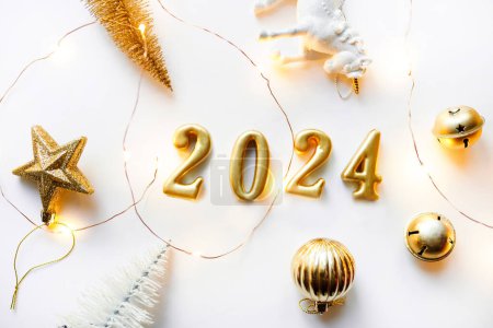 Téléchargez les photos : Fond de vacances Bonne année 2024. Figures 2024 sur fond blanc avec décorations de Noël, boules et licorne. - en image libre de droit