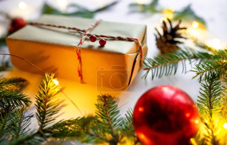 Foto de Fondo de Navidad y Año Nuevo con caja de regalo, ramas de abeto, bola roja y luces bokeh. - Imagen libre de derechos